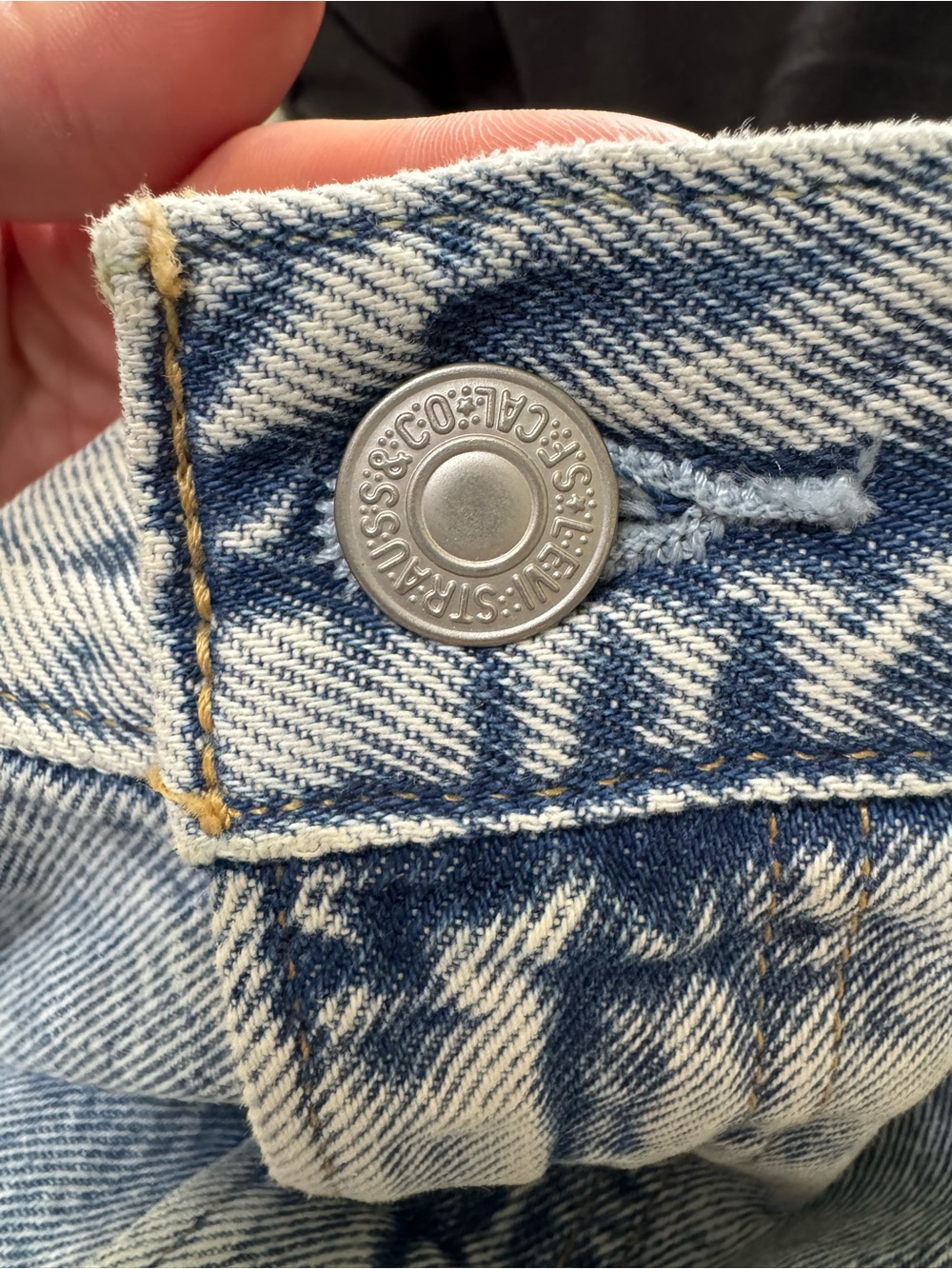 NWOT Levis High Waist Altered Mom
Jeans 28 Blue - Picture 6 of 8